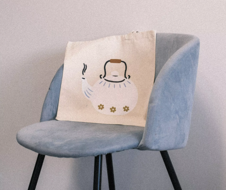 Le tote-bag en coton bio « les indispensables de la lecture » : La théière