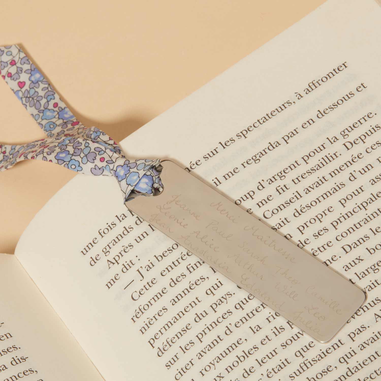Le joli marque-page personnalisable et son ruban