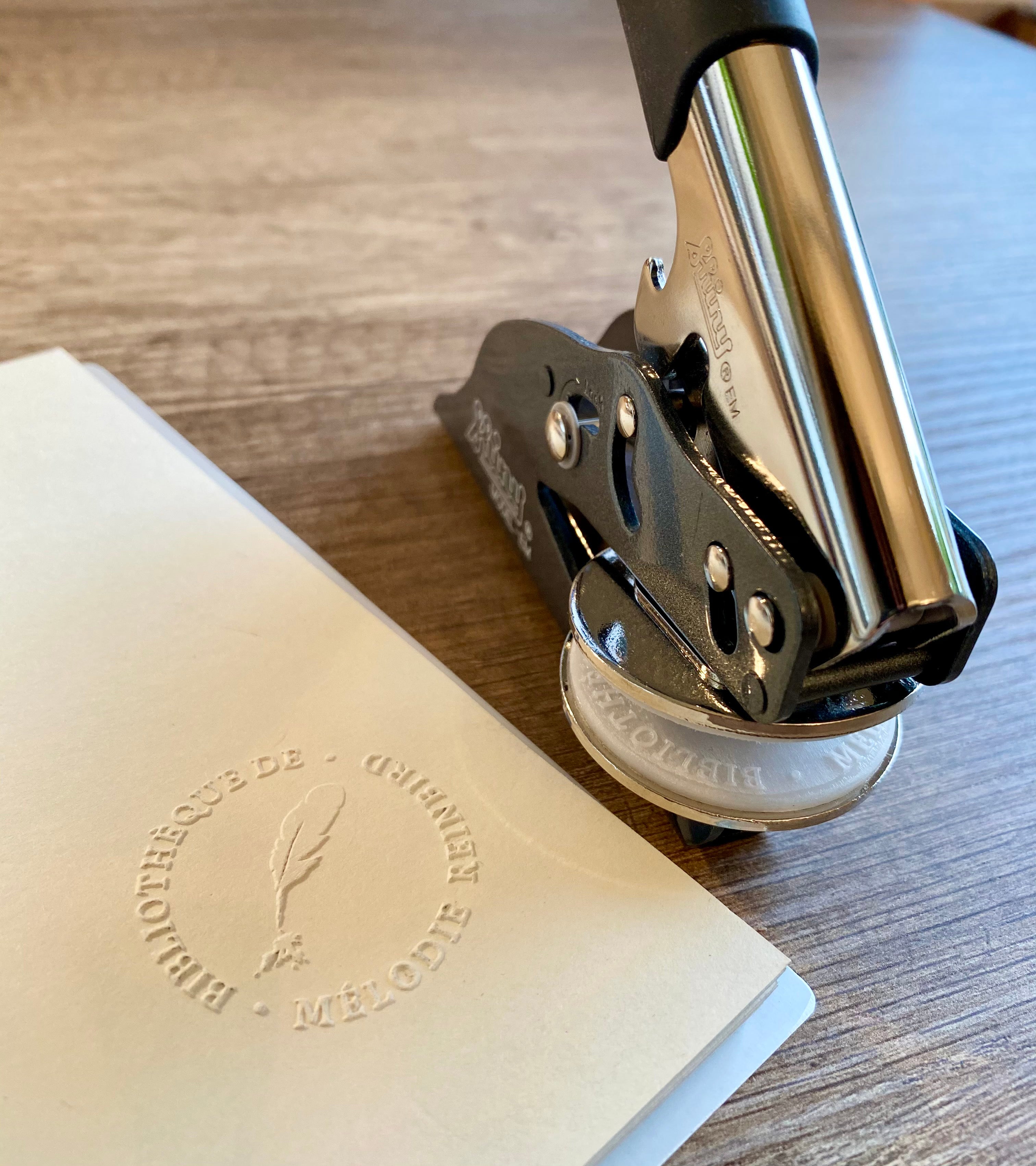 Pince à gaufrer - modèle "plume".