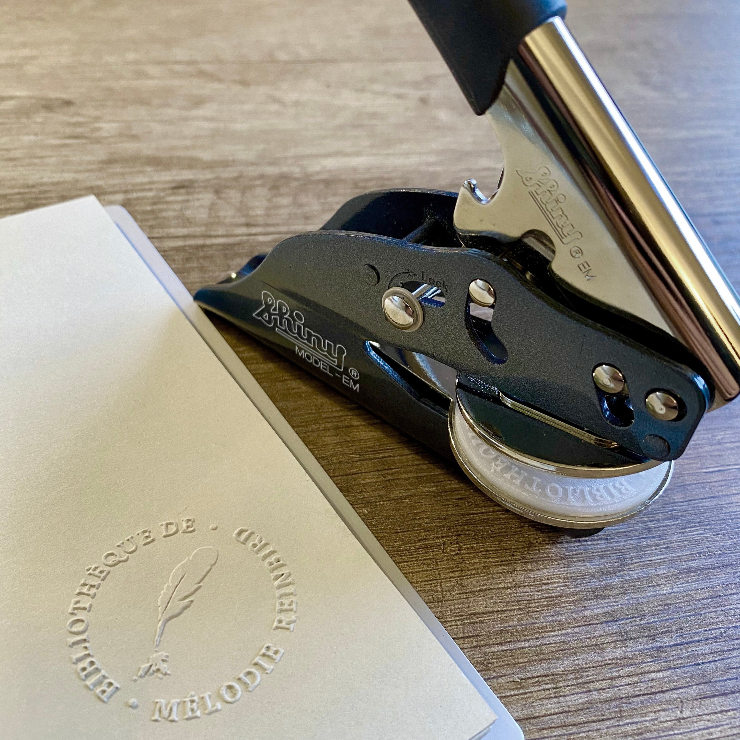 Pince à gaufrer - modèle "plume".