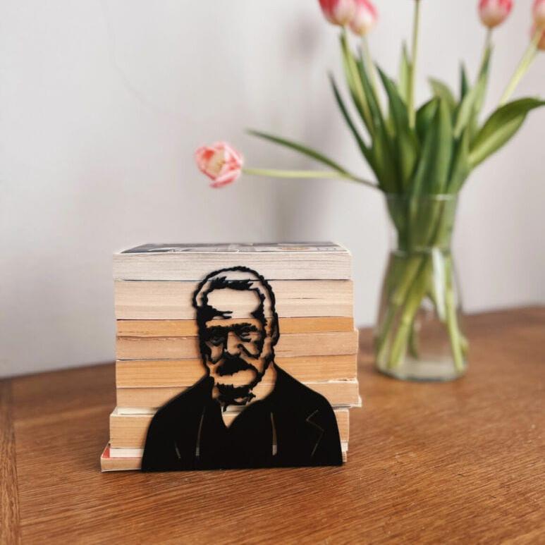 Serre-livre en métal Victor Hugo