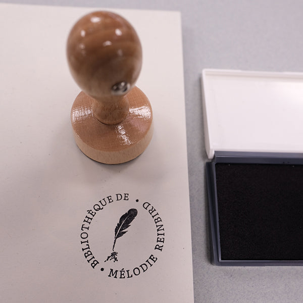 Tampon en bois ex-libris à personnaliser -  Modèle « Plume »