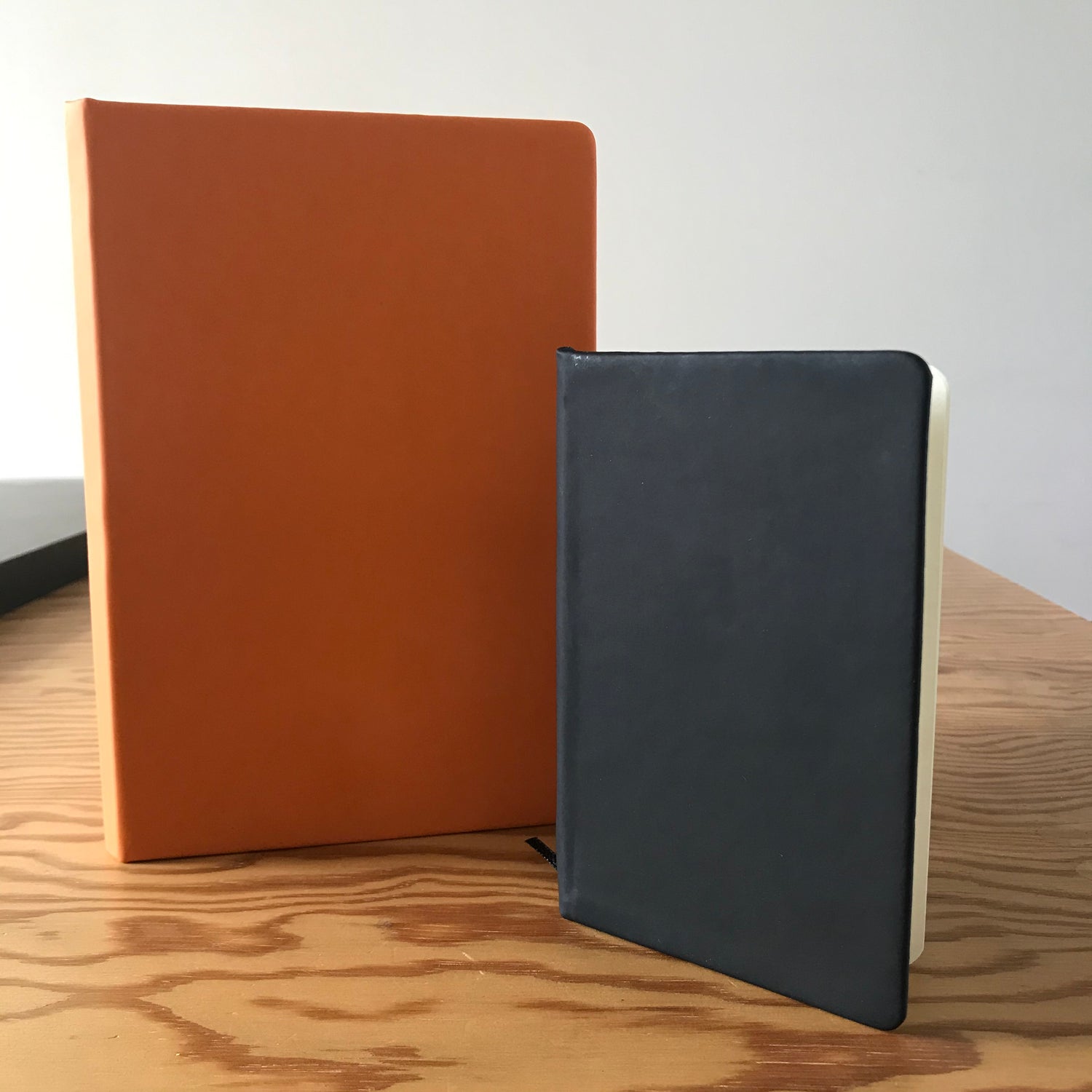 Le duo de carnets orange et noir