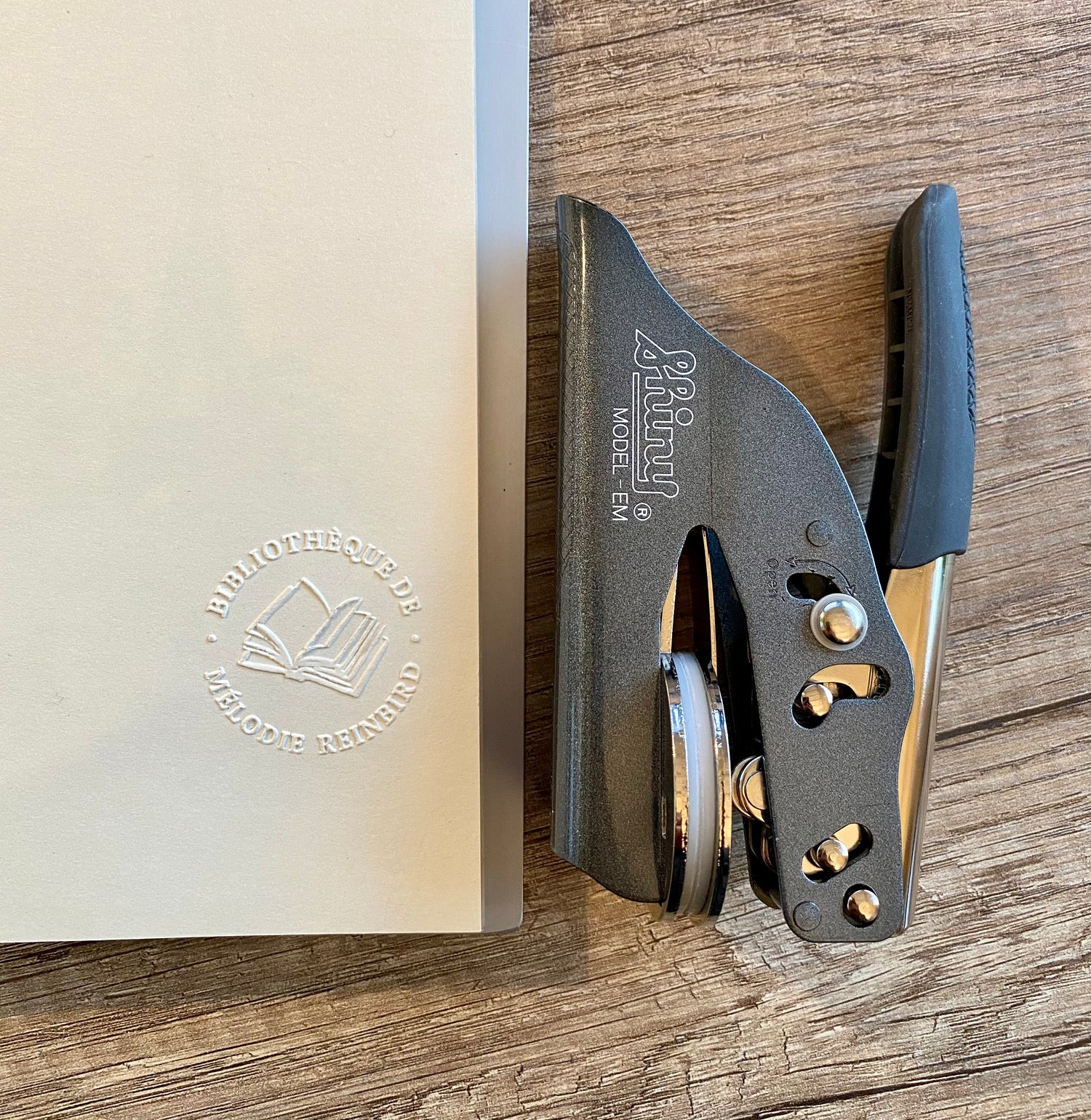 Pince à gaufrer modèle &quot;livre ouvert&quot;.