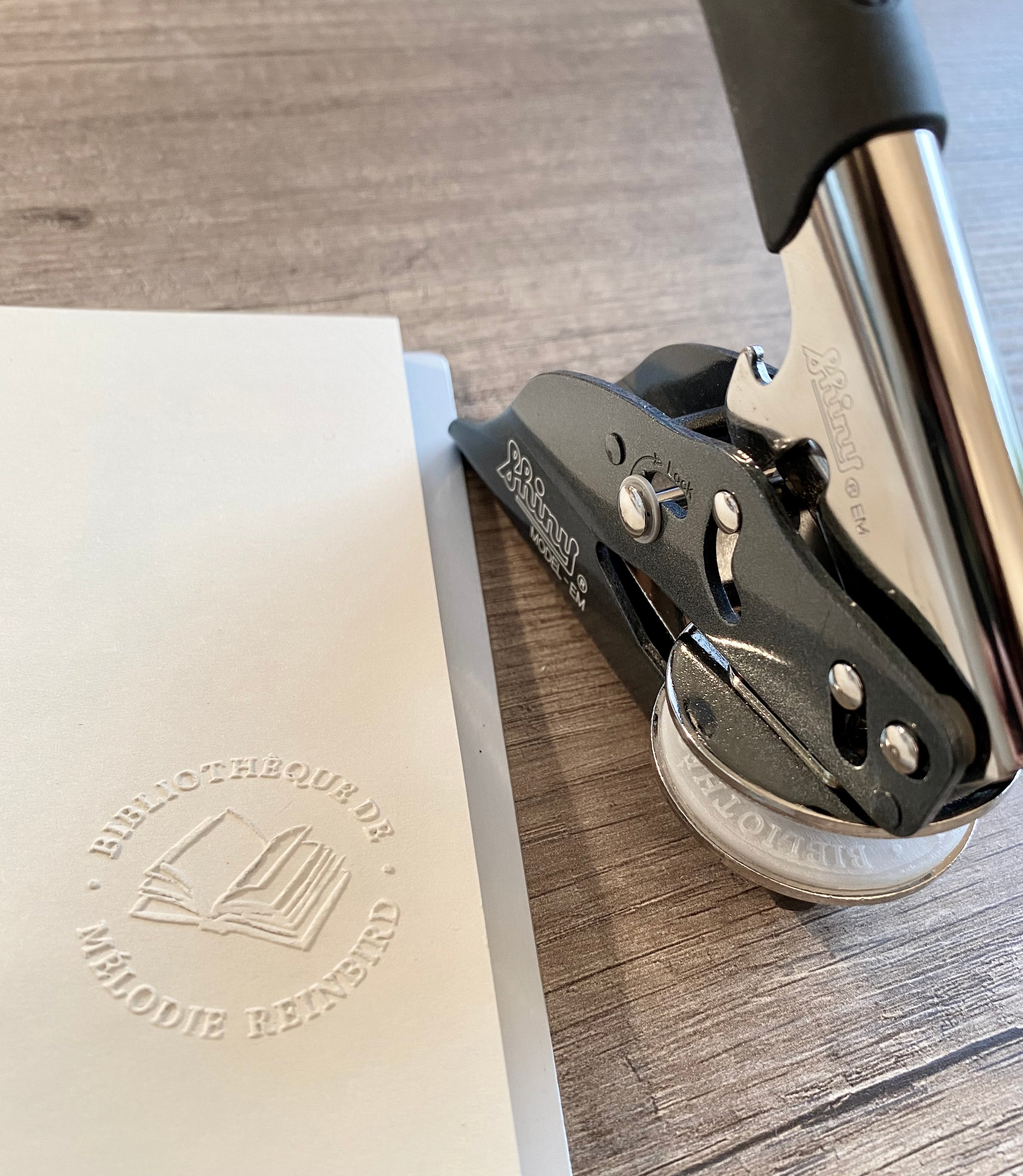 Pince à gaufrer modèle &quot;livre ouvert&quot;.